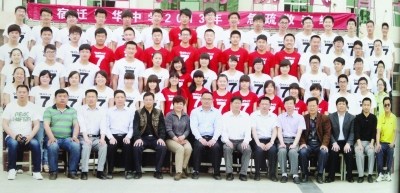 學(xué)校為節(jié)省時(shí)間將校領(lǐng)導(dǎo)PS到畢業(yè)照 引學(xué)生不滿
