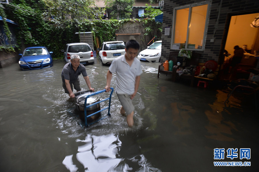 成都暴雨內城“看海”居民困