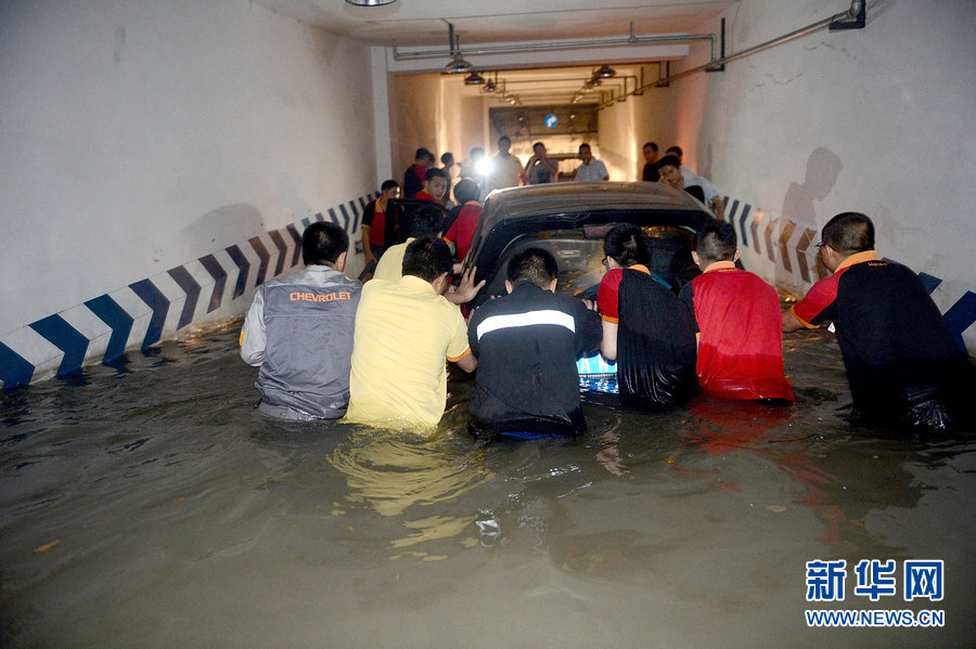 成都暴雨內城“看海”居民困