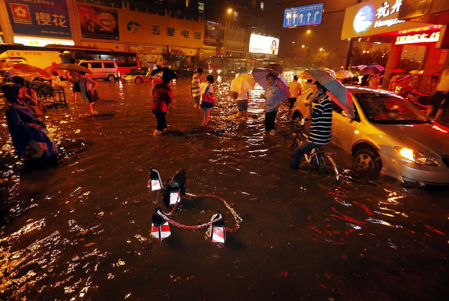 高清：杭州遭暴雨襲擊市區 開車如行船