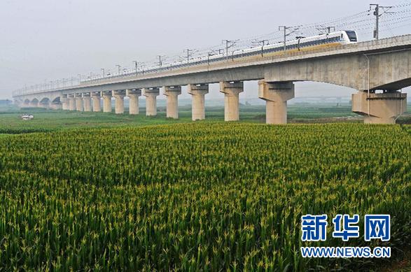“最養(yǎng)眼”高鐵線路明日正式通車 人在畫(huà)中游(圖)