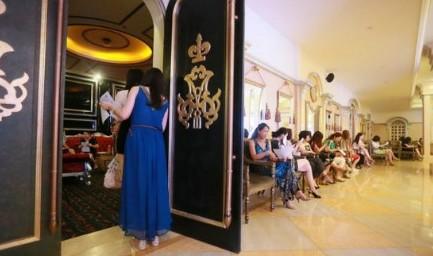 妙齡美女排隊參加富豪北京相親海選現場