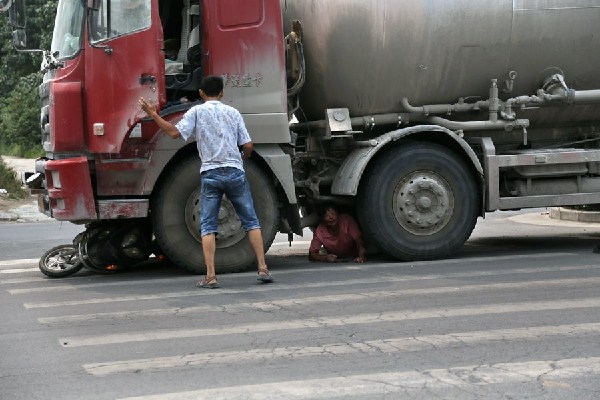 河南一被撞女子求司機別碾死她
