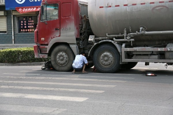 河南一被撞女子求司機別碾死她