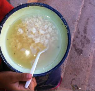 網曝云南小學生用江水泡飯 校長稱是生活習慣