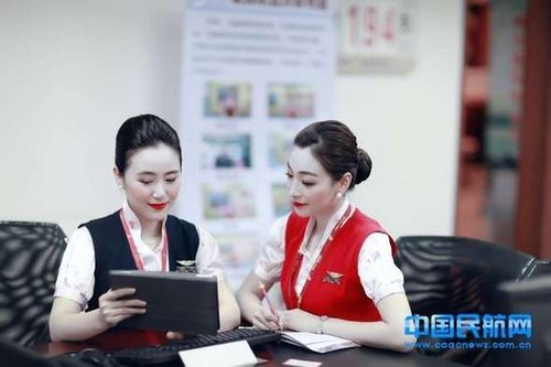 深航空姐啟用流光溢彩新妝容 網友：太驚悚