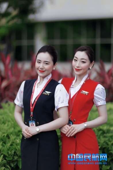 深航空姐啟用流光溢彩新妝容 網友：太驚悚