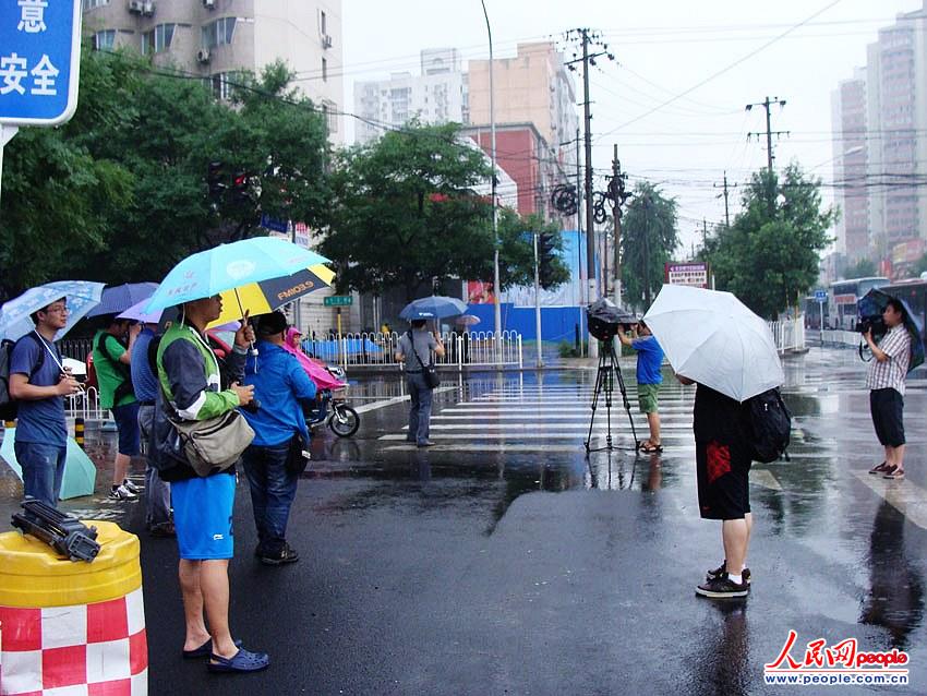 劉志軍案今于北京二中院宣判 記者冒雨蹲守法院