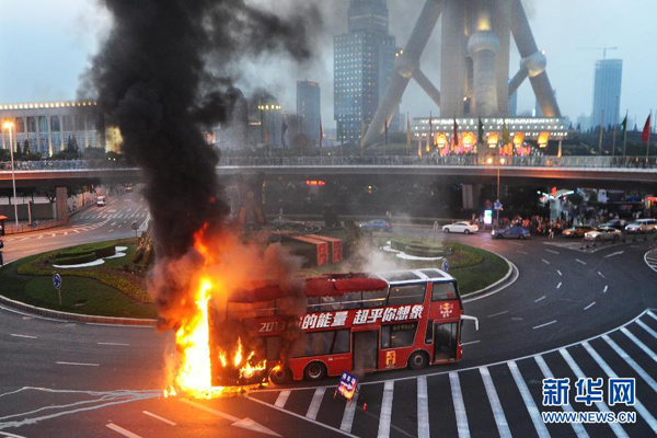 上海陸家嘴一雙層旅游觀光巴士起火 車上幸無(wú)乘客(圖)