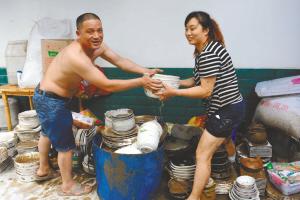 男子洪水中救人遭妻子埋怨回答：你曉得個錘子