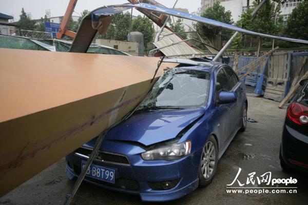 組圖：青島地鐵工地龍門吊倒塌 多車被砸司機死里逃生