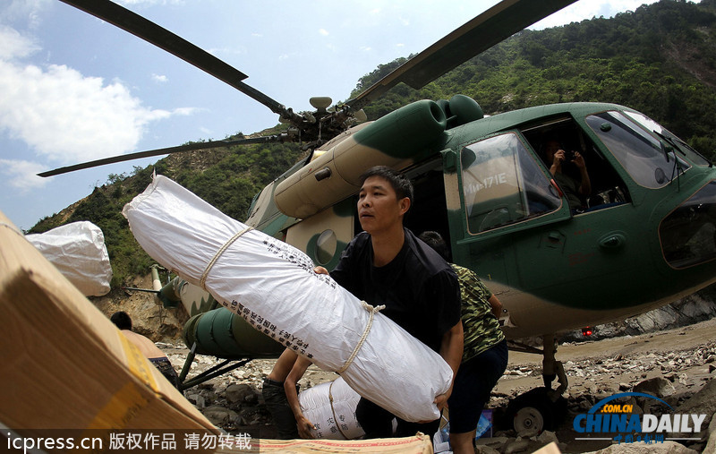 暴雨泥石流致汶川草坡鄉(xiāng)成孤島 直升機(jī)空投馳援