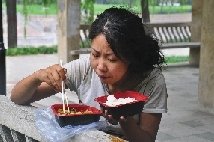 鄭州街頭現流浪美少女 英語吼退采訪記者(圖)