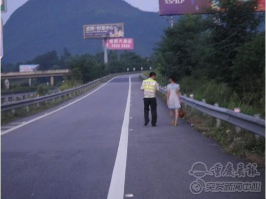 老公出軌老婆心頭悶氣高速上撒錢(qián)“透透風(fēng)”