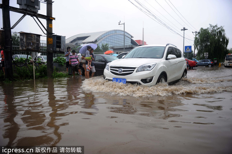 一場(chǎng)大雨又“看海” 北京天通苑北地鐵站南積水沒過膝蓋