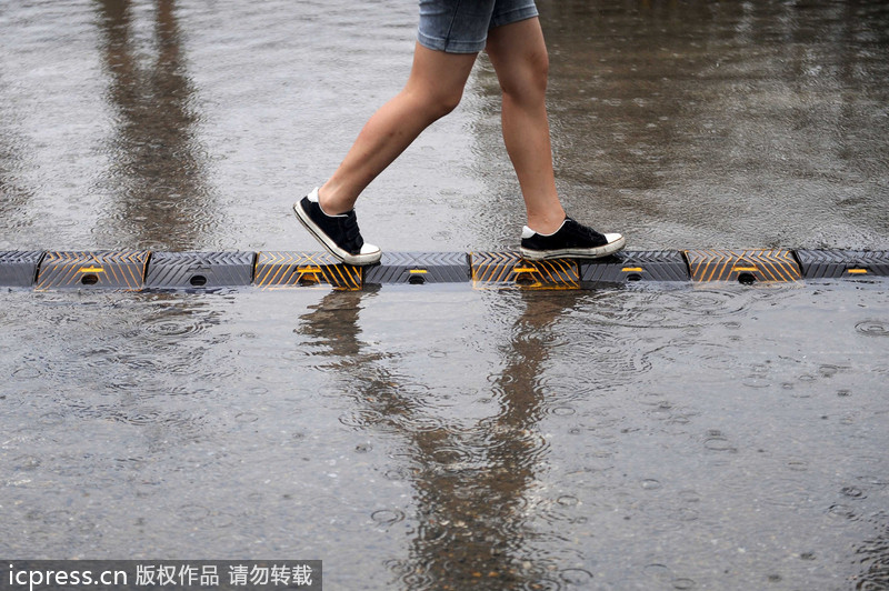 一場(chǎng)大雨又“看海” 北京天通苑北地鐵站南積水沒過膝蓋