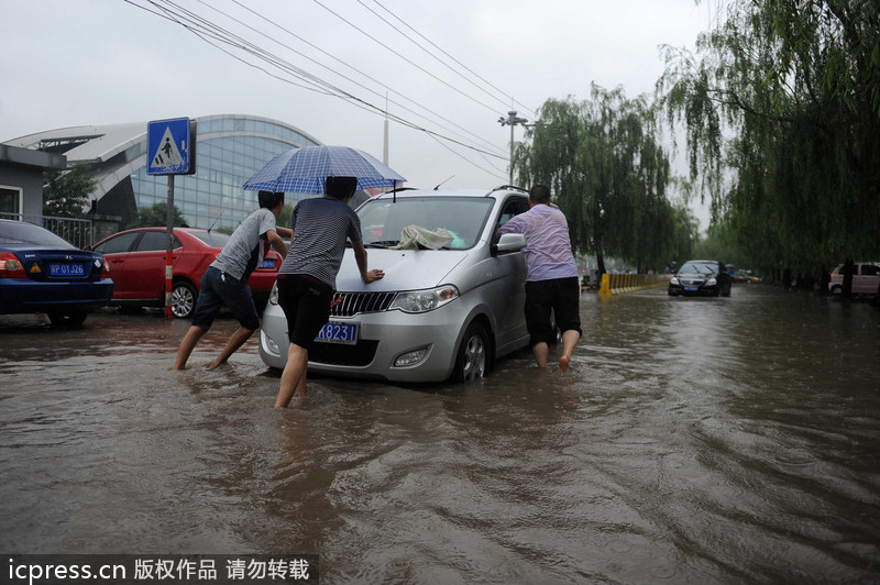 一場大雨又“看海” 北京天通苑北地鐵站南積水沒過膝蓋