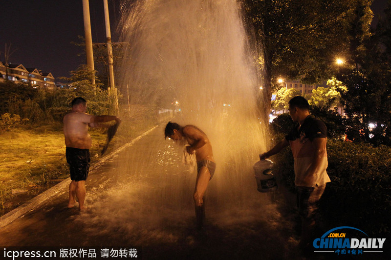 長沙一水管爆裂驚現4米高水柱 市民趁勢洗澡