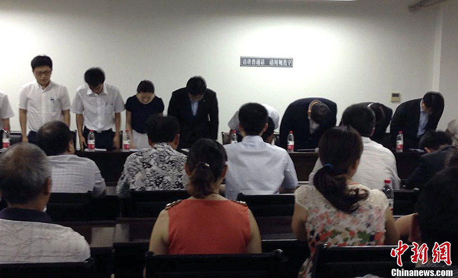 韓亞航空公司代表向江山中學學生家長鞠躬道歉