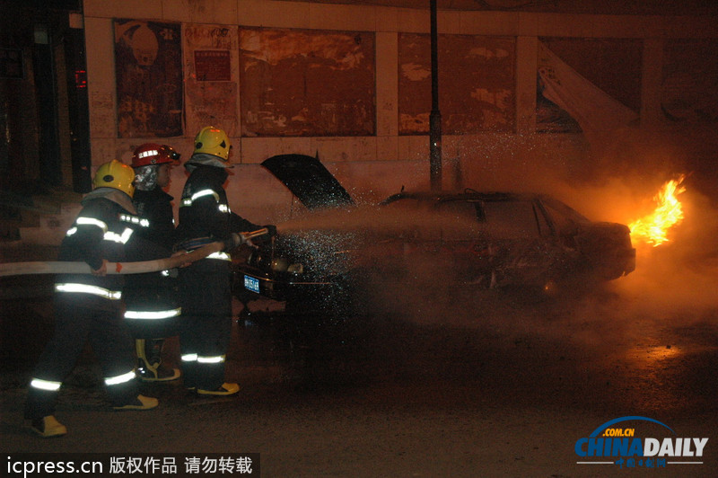 甘肅武威：夜市鬧區(qū)一轎車(chē)突發(fā)“自爆”