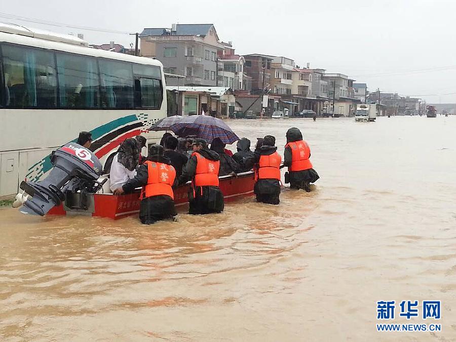 漳州武警緊急轉移被洪水圍困群眾