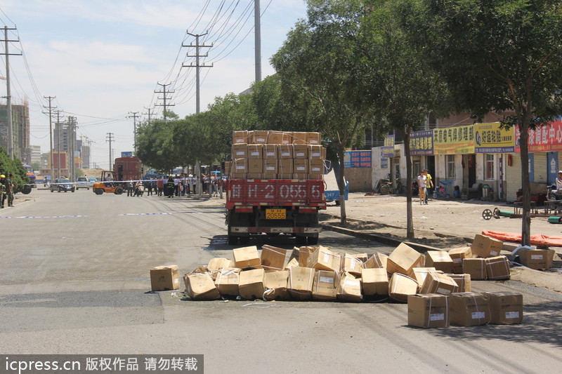 甘肅：50余箱強(qiáng)酸倒貨過程中掉落泄漏 消防緊急處置