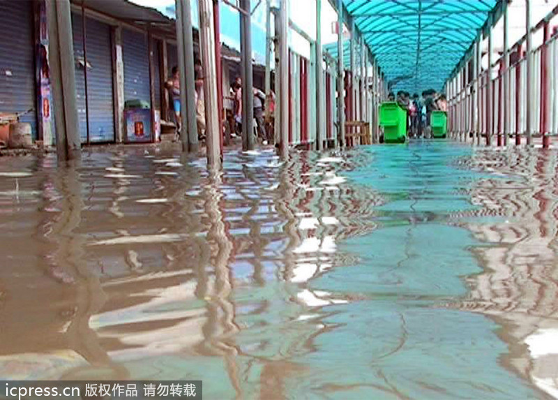 大雨襲城 南京橋北客運站前一片汪洋