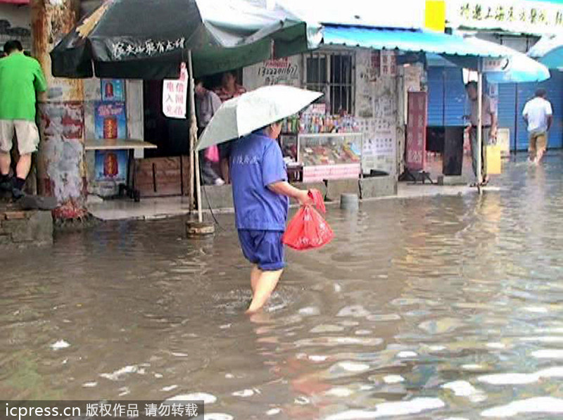 大雨襲城 南京橋北客運站前一片汪洋