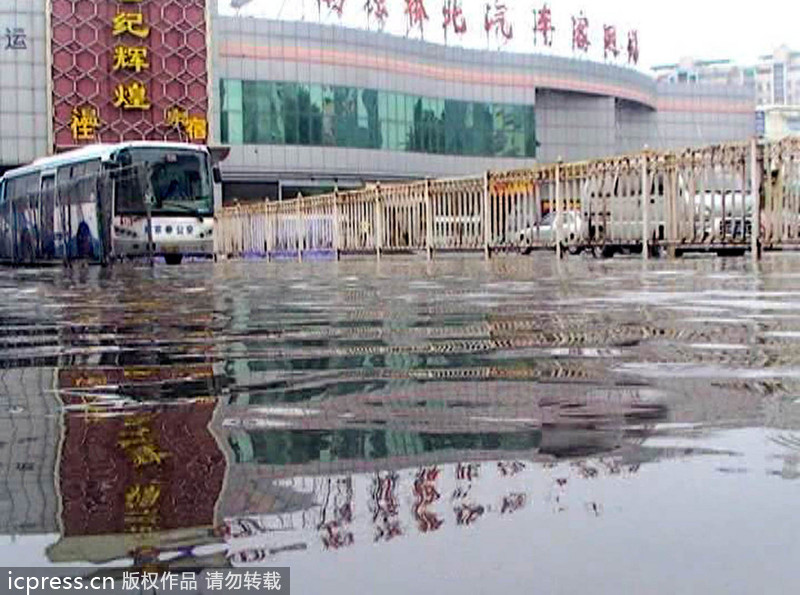 大雨襲城 南京橋北客運(yùn)站前一片汪洋