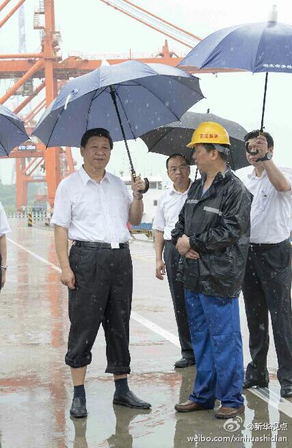 習近平總書記冒雨考察武漢新港感動網(wǎng)友