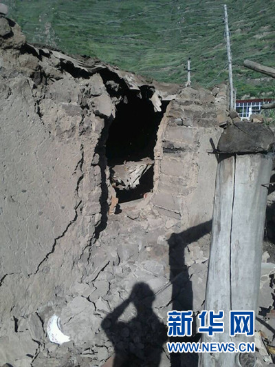 記者進入甘肅地震重災區(qū) 小鎮(zhèn)死傷嚴重房裂墻塌