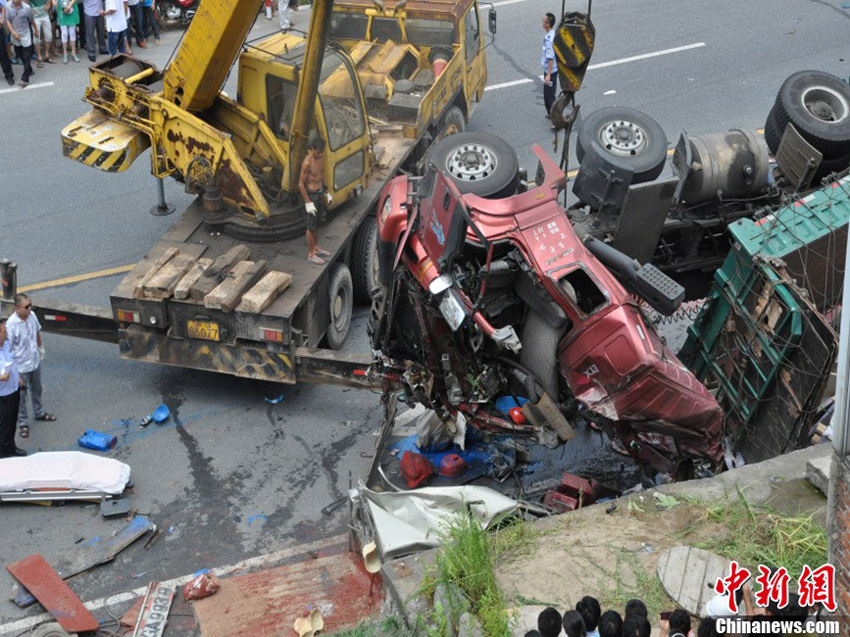 高清：浙江浦江發生重大車禍 貨車撞倒8輛車致8死多傷