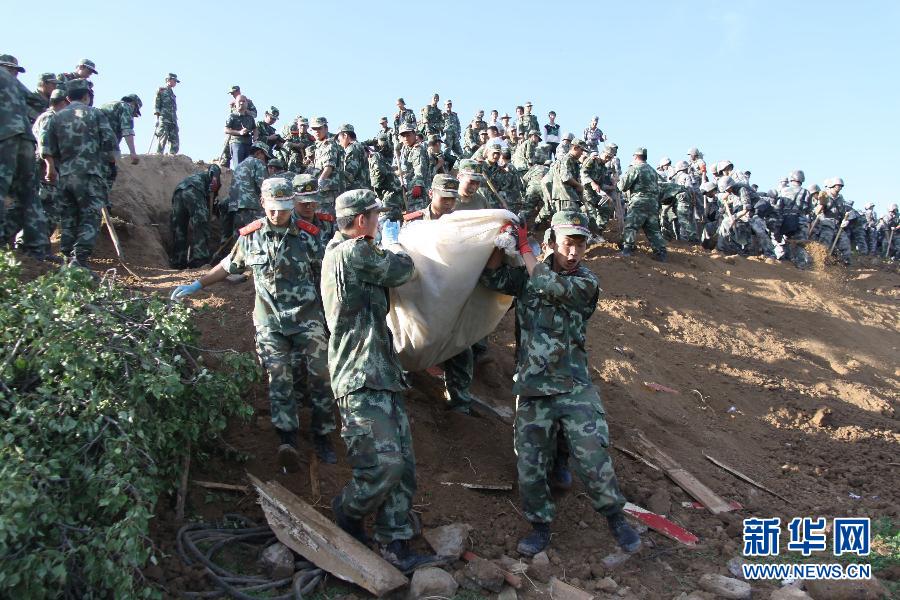 直擊岷縣地震震中千人“挖山”大搜救