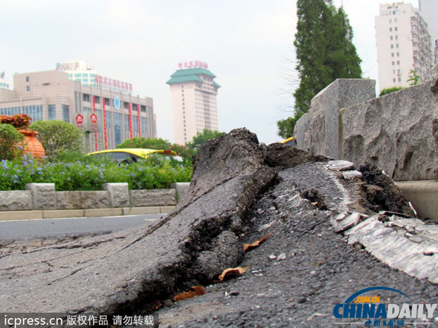 南京連日高溫 市內道路被曬成“波浪路”