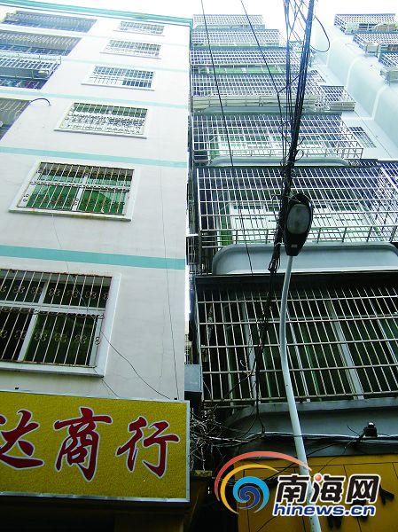 三亞一公寓傾斜“親吻”隔壁樓 居民擔(dān)心倒塌