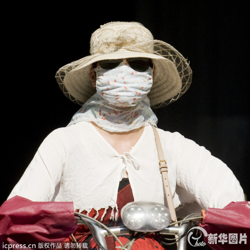 40.4℃高溫破紀錄 杭州市民全副武裝眾生相
