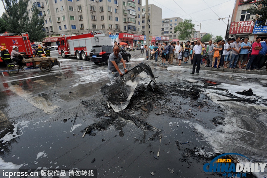 沈陽(yáng)240路公交車發(fā)生自燃 路人紛紛協(xié)助滅火