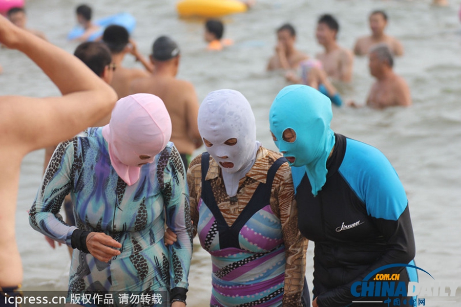 “臉基尼”成海濱時(shí)尚標(biāo)配