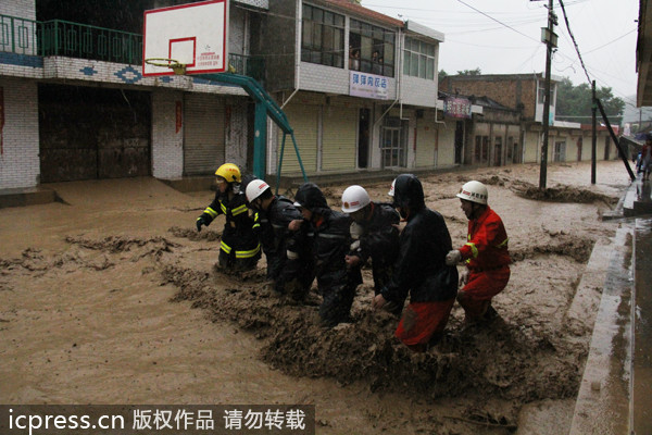 暴雨襲擊甘肅天水引發泥石流 多處民房被毀數人被埋