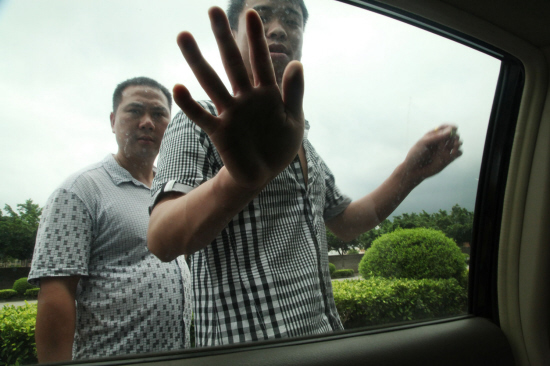 女記者遭未受培訓保安圍堵 車被踢出多處凹陷(圖)