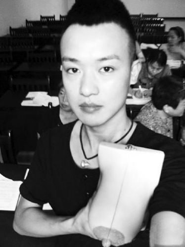 80后小伙當職業催乳 女子被催乳時表情夸張(組圖)