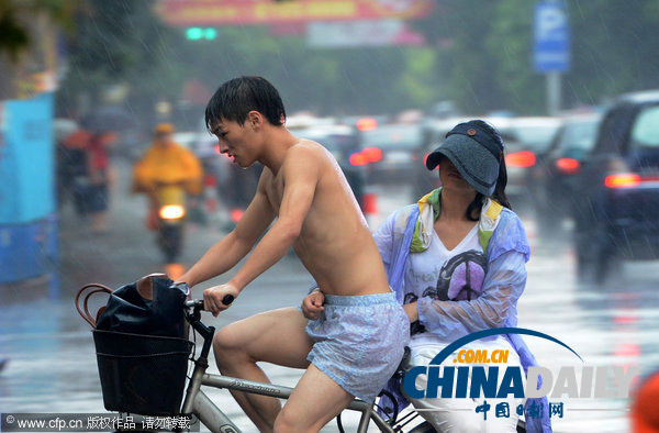 南京：3枚增雨火箭彈打下一場及時雨 全城瞬間“清涼”