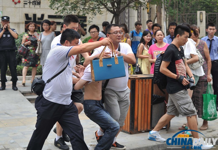 成都成華區發生警匪槍戰 2疑犯被制服1人在逃