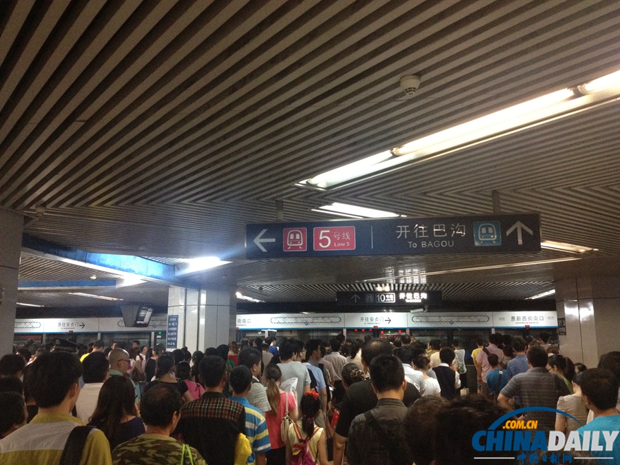 北京地鐵十號線今晨又現(xiàn)故障 乘客滯留站臺
