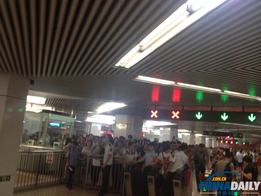 北京地鐵十號線今晨又現(xiàn)故障 乘客滯留站臺