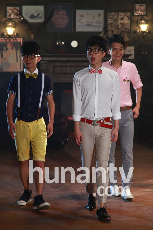 2013快男十強(qiáng)拍攝MV 賈盛強(qiáng)華晨宇裝驚訝賣(mài)萌