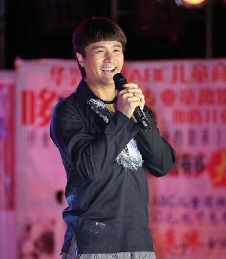 韓紅連續(xù)3次違反交規(guī)引圍觀 揭違法明星