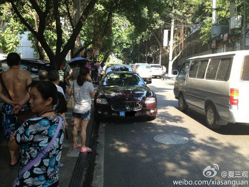 女孩疑似與男友吵架 開(kāi)保時(shí)捷撞瑪莎拉蒂(組圖)