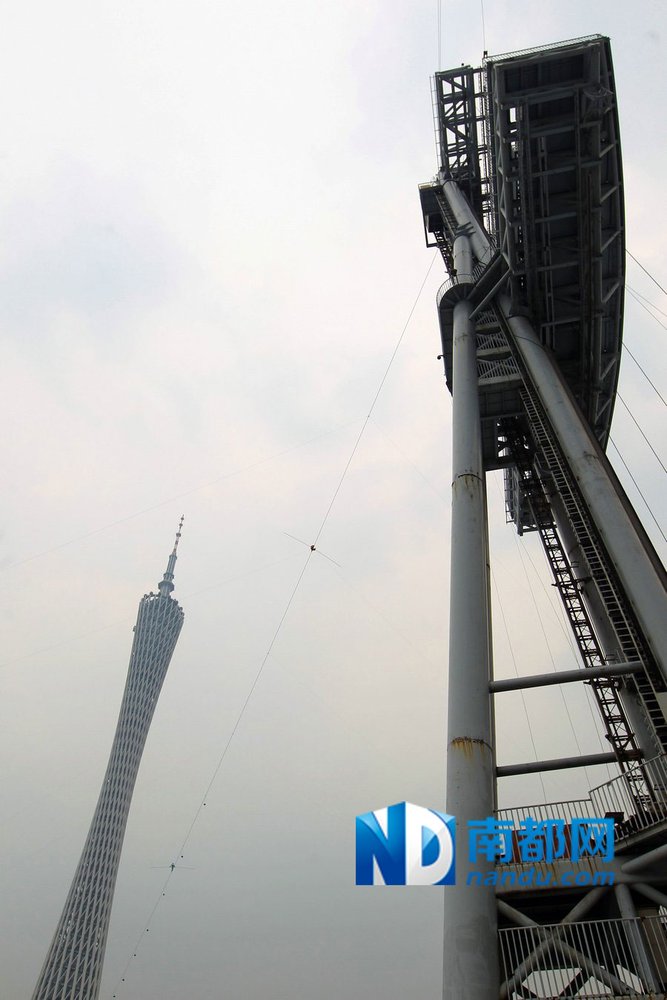 組圖：阿迪力廣州無保護走鋼絲成功橫跨珠江