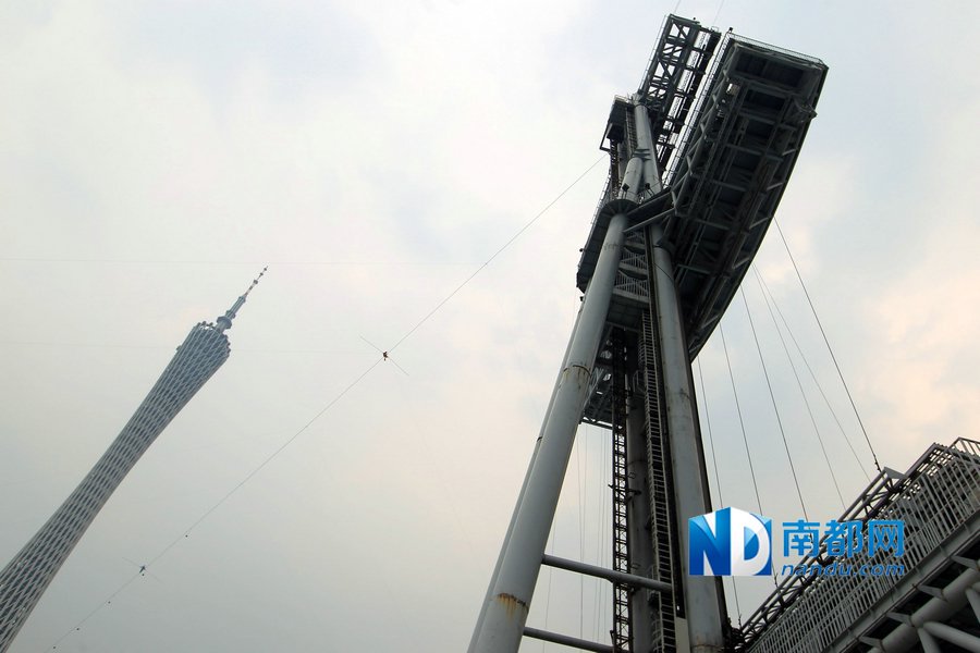 組圖：阿迪力廣州無(wú)保護(hù)走鋼絲成功橫跨珠江